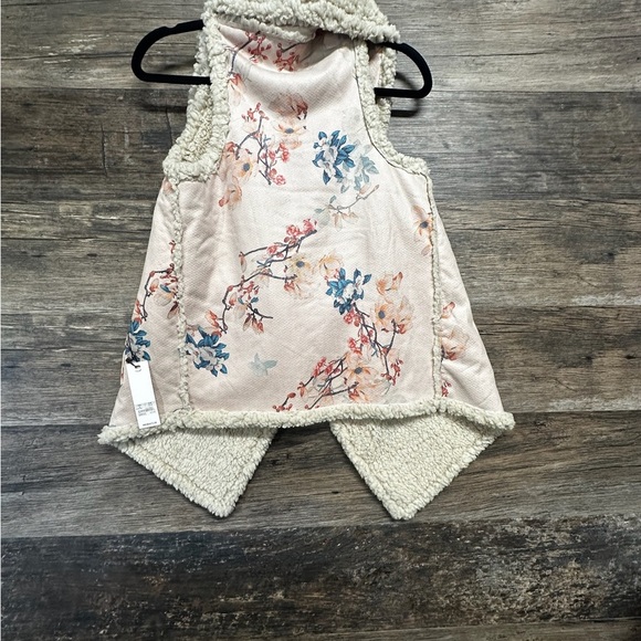 BB Dakota Cream Floral Asymmetrical Vest with Plush Sherpa Lining - Picture 3 of 11